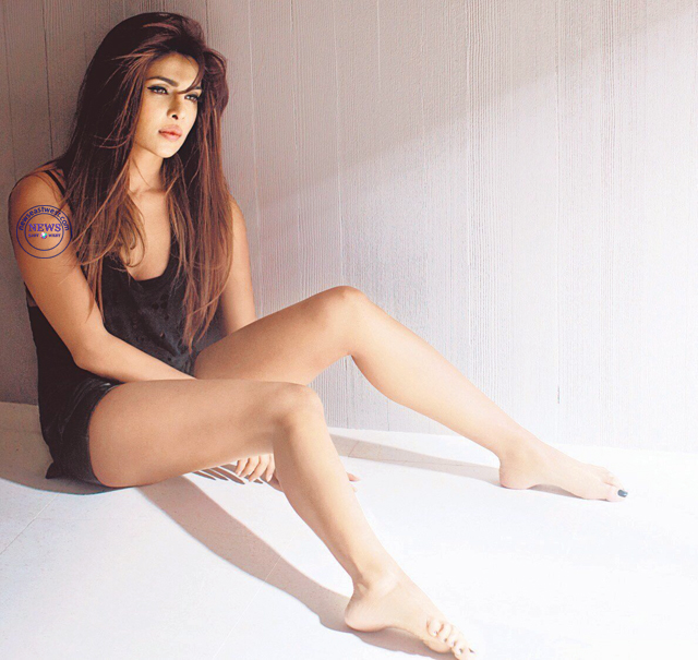 Priyanka-Chopra-sexy-legs1