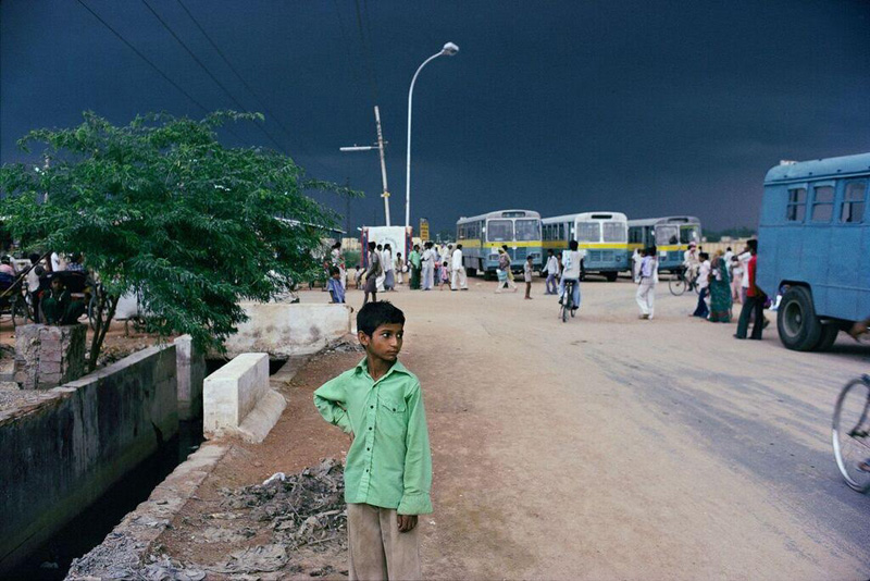 Raghubir Singh: Boy at Bus Stop, New Delhi, 1982.