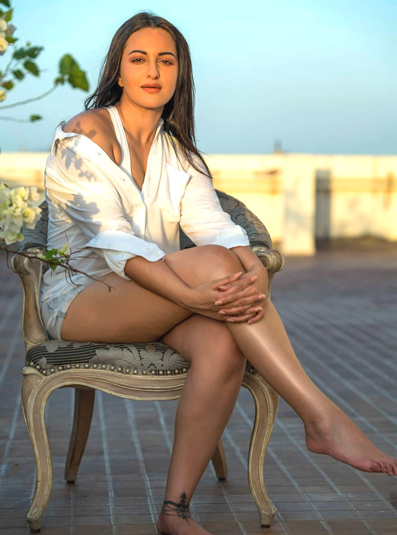 Sonakshi Sinha Super Hot Bollywood Actress Thunder Thighs