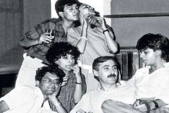 shah-rukh-with-barry-john-to-his-right-during-his-theatre-days-in-delhi