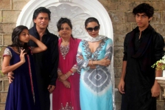 shah-tukh-with-wife-children-and-sister-middle
