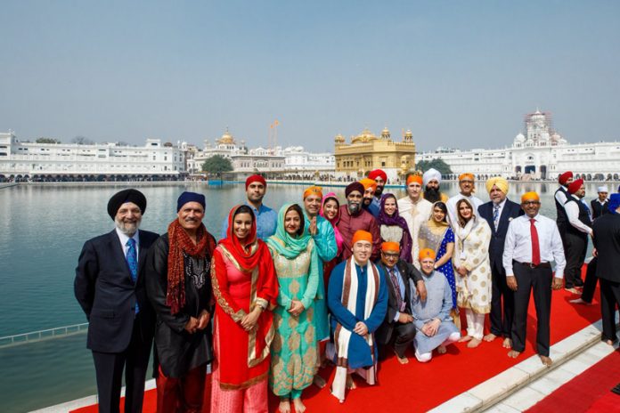 Trudeau with ministers at Golden temple